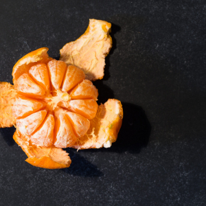 Зачем хозяйки заливают мандариновые корки уксусом: странно, но так поступают многие